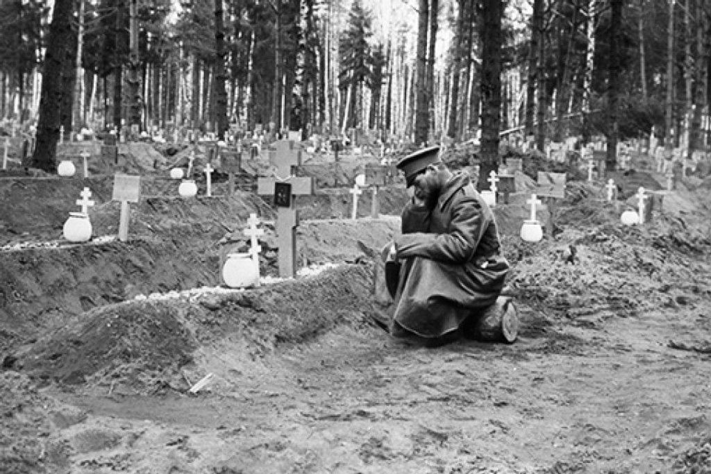 Солдат на кладбище