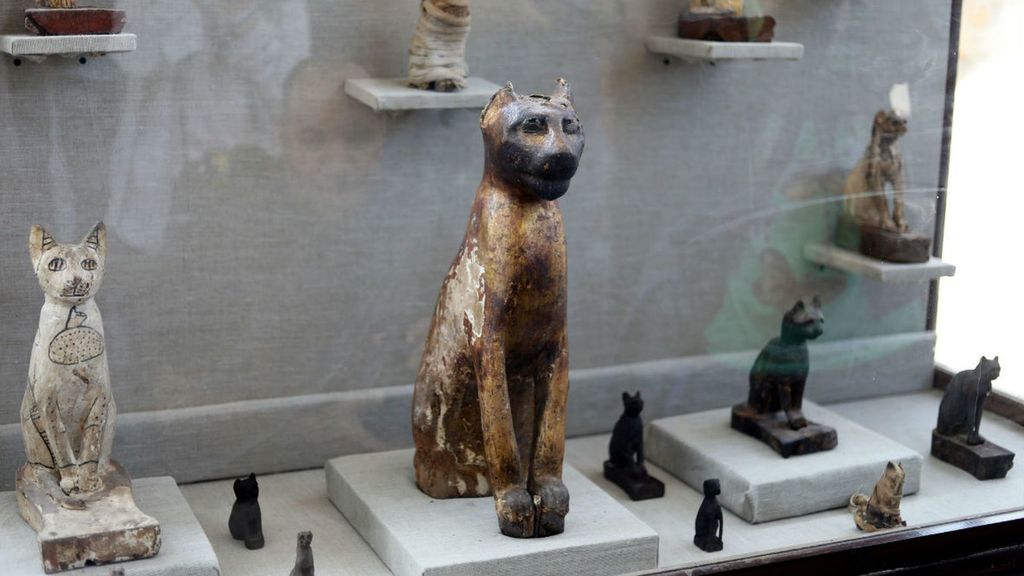 Фигурки кошек в музее